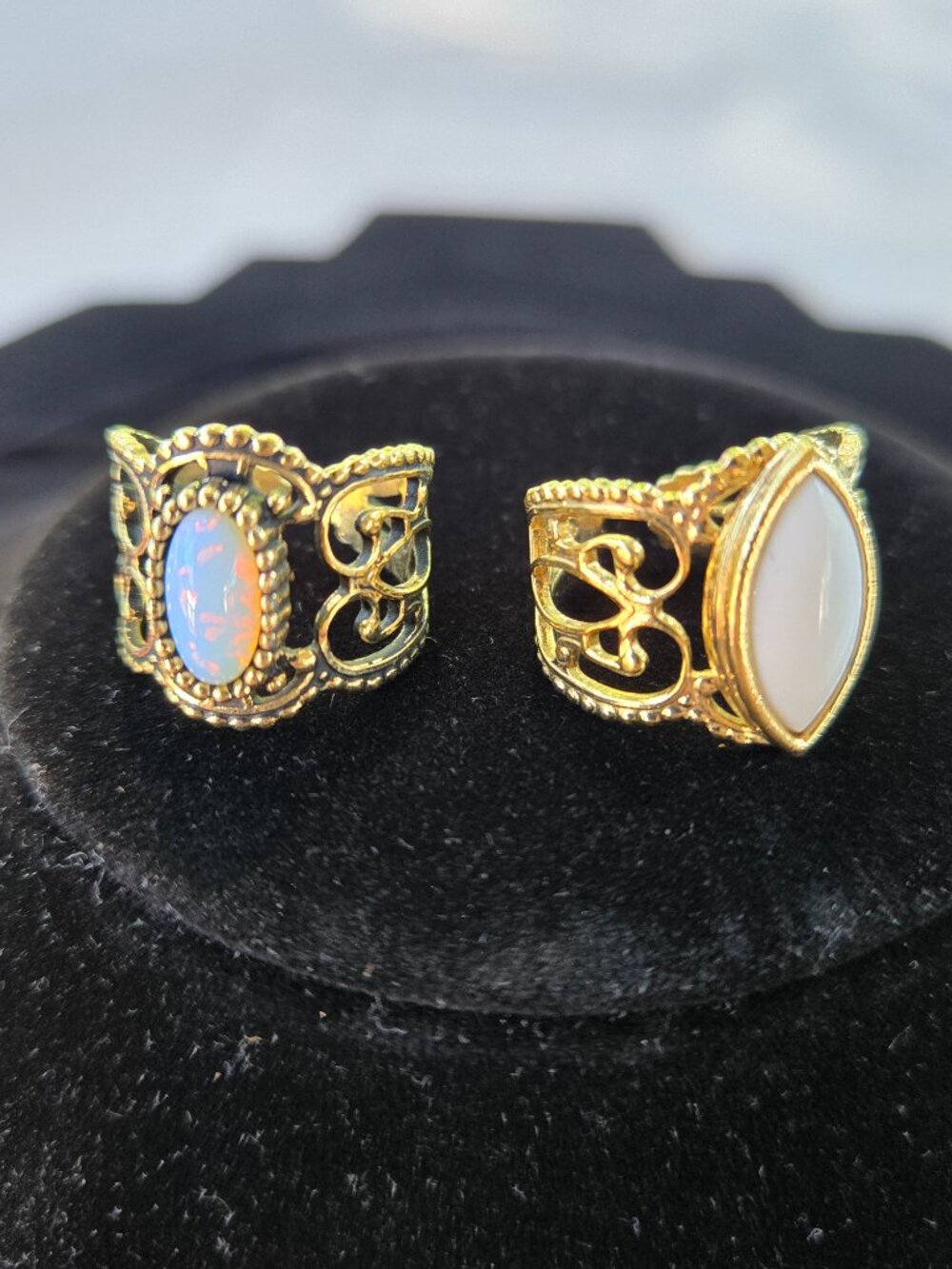 Sarah Coventry Gold Tone Faux Opal & "City Slicker" White Stone Ring 1978